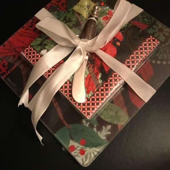 NAPKINS, GLASS CUTTING BOARD AND SPREADER... - Picture 2 of 4